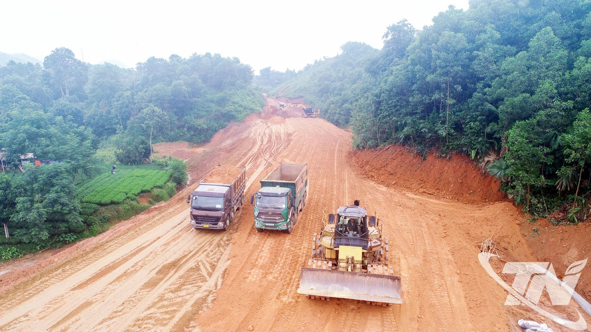 Dự án đường Hồ Chí Minh đoạn Chợ Chu - ngã ba Trung Sơn (giai đoạn 2) qua địa bàn tỉnh Thái Nguyên được các nhà thầu tập trung nhân lực, máy móc thiết bị đẩy nhan tiến độ thi công.
