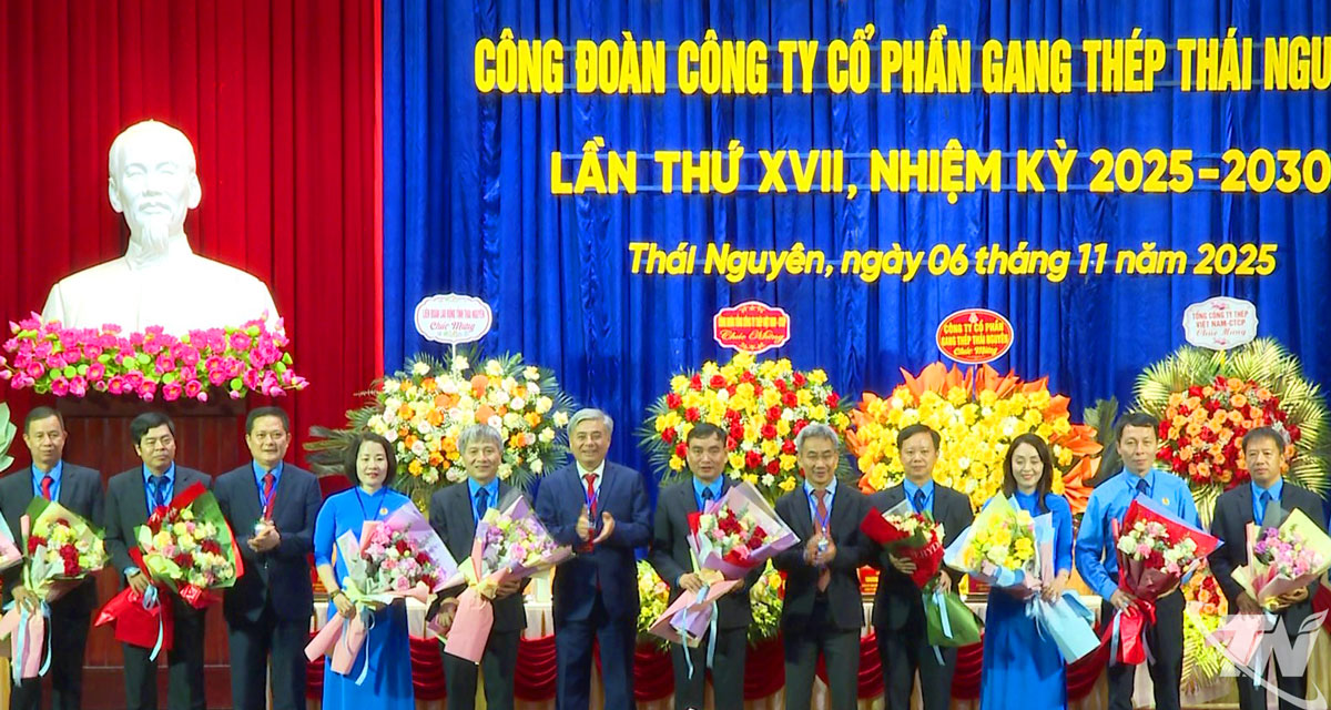 Đại biểu chúc mừng Ban chấp hành Công đoàn Công ty cổ phần Gang thép Thái Nguyên, nhiệm kỳ 2025-2030.