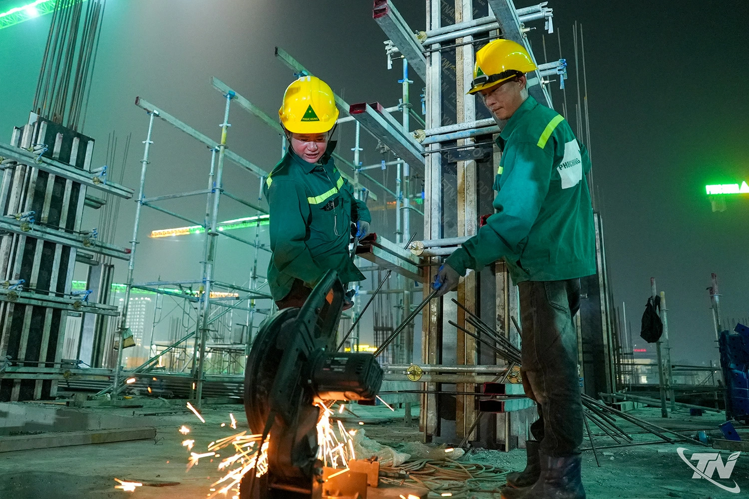 Phần việc được tổng thầu thi công - Công ty CP Xây dựng Phục Hưng (Gia Lai) triển khai vào buổi tối chủ yếu là ghép cốp pha và đổ bê tông các hạng mục.