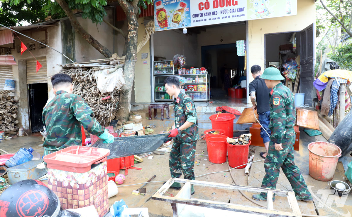 Giúp bà con vận chuyển, lau dọn đồ