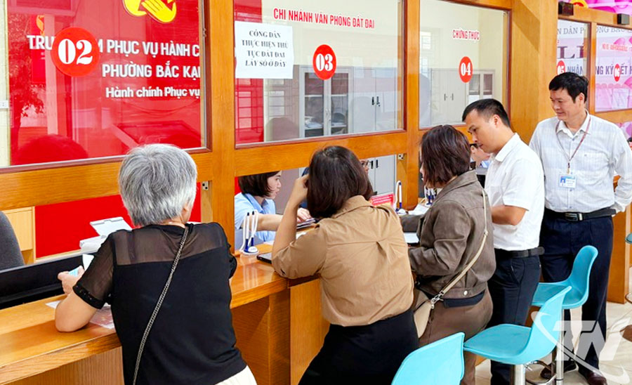 Người dân đến thực hiện các thủ tục hành chính tại Trung tâm Phục vụ hành chính công phường Bắc Kạn