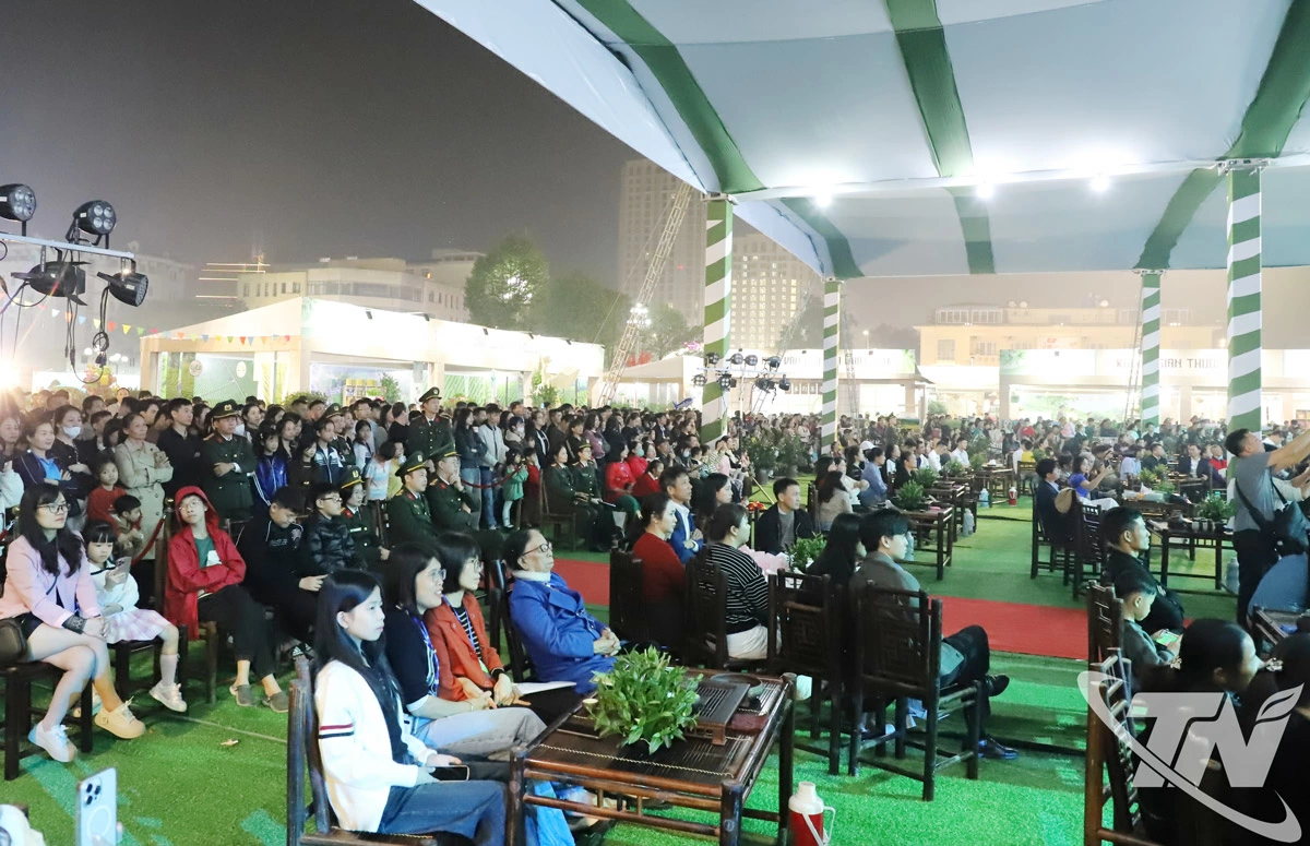 Đông đảo nhân dân và du khách tham dự chương trình.