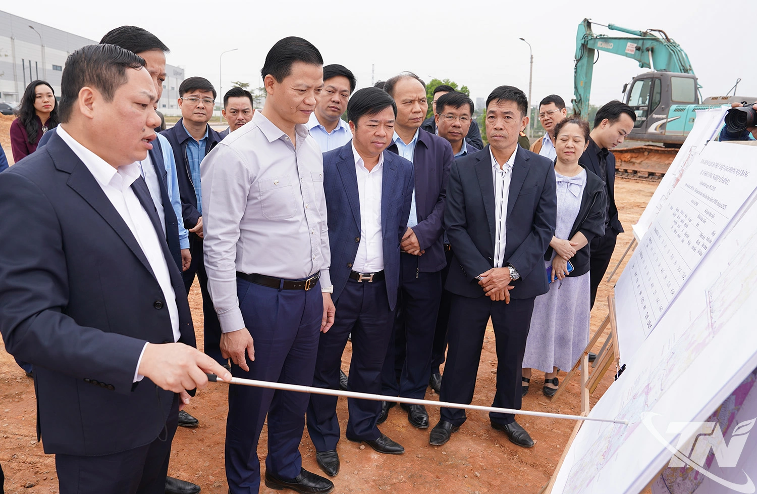 Lãnh đạo Chi nhánh Trung tâm phát triển quỹ đất khu vực IV báo cáo tiến độ giải phóng mặt bằng Dự án KCN Yên Bình 2.