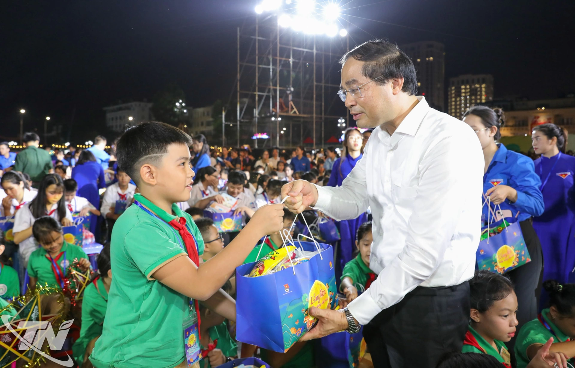 Đồng chí Bí thư Tỉnh ủy Thái Nguyên Trịnh Xuân Trường tặng quà thiếu nhi.