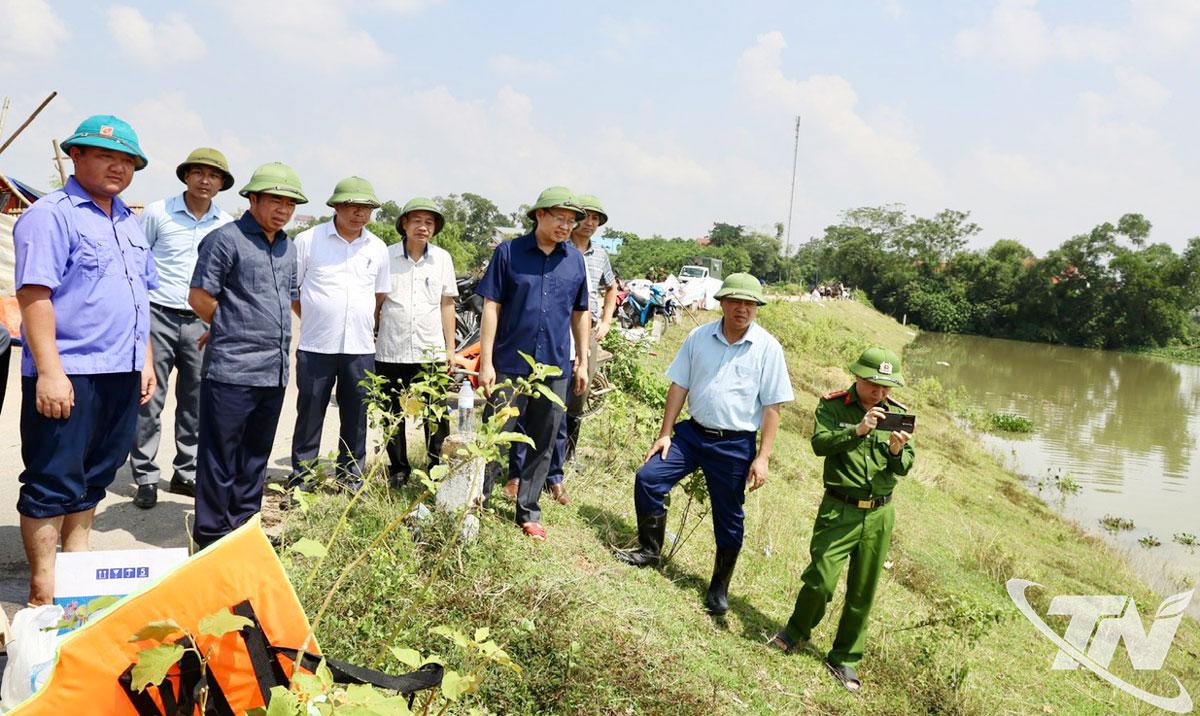 Các đồng chí lãnh đạo tỉnh kiểm tra, chỉ đạo công tác khắc phục sự cố đoạn đê Hà Châu xung yếu.