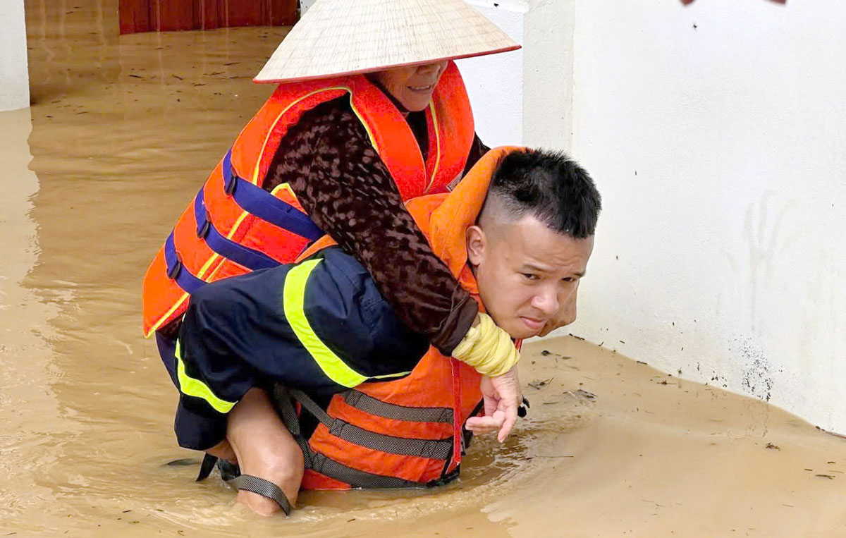 Hỗ trợ người dân ra khỏi khu vực bị ngập sâu, cô lập.
