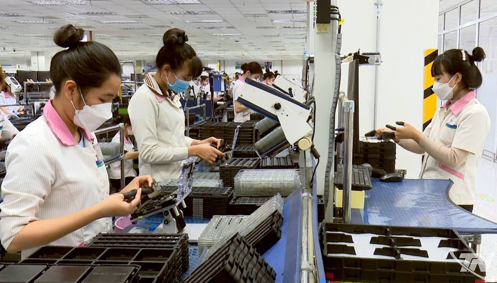 Công nhân đang làm việc tại một nhà máy sản xuất linh kiện phụ trợ (có vốn FDI) ở KCN Điềm Thuỵ, tỉnh Thái Nguyên.