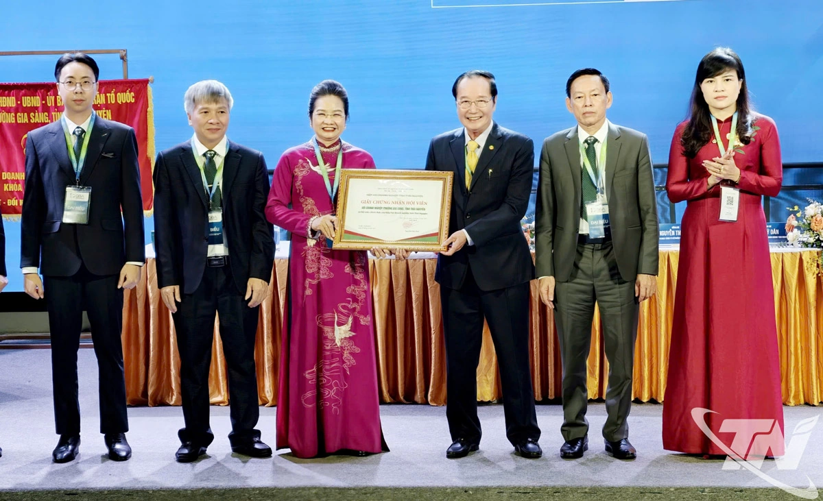 Lãnh đạo Hiệp hội Doanh nghiệp tỉnh Thái Nguyên trao quyết định công nhận Hội Doanh nghiệp phường Gia Sàng là hội viên.