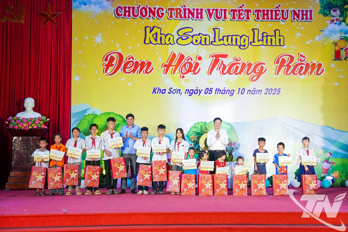 Đồng chí Đinh Quang Tuyên đã trao tặng 15 suất quà (gồm quà và 1 triệu đồng/suất) tặng các học sinh có hoàn cảnh khó khăn đã vượt khó vươn lên trong học tập trên địa bàn xã.
