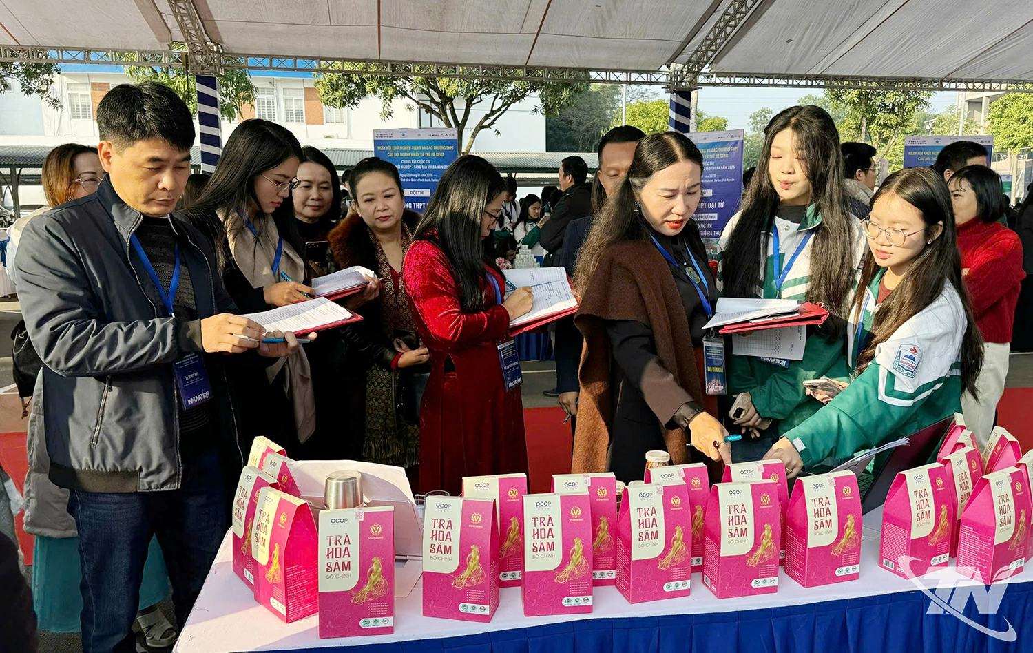 C&aacute;c đội thi giới thiệu &yacute; tưởng khởi nghiệp, sản phẩm v&agrave; m&ocirc; h&igrave;nh tại c&aacute;c gian h&agrave;ng trong khu&ocirc;n khổ Ng&agrave;y hội khởi nghiệp TUEBA năm 2025
