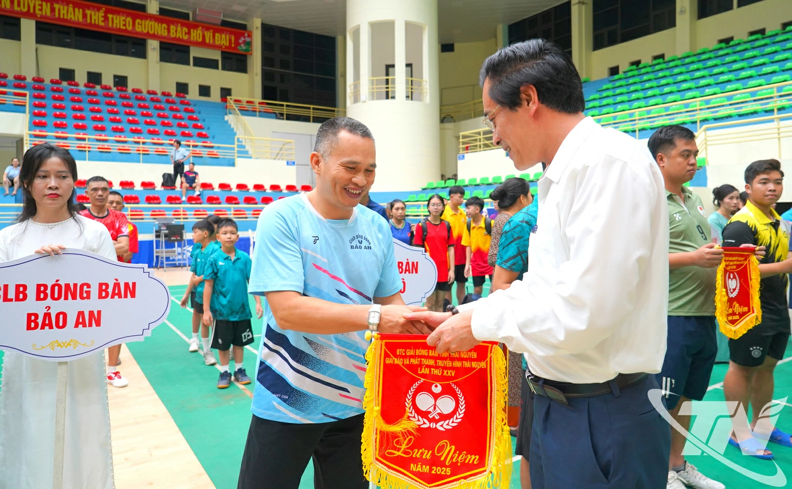 Đồng chí Đoàn Văn Công Phó GĐ Sở Văn hóa, Thể thao và Du lịch, Trưởng Ban tổ chức tặng cờ lưu niệm cho đại diện các đoàn vận động viên tham dự Giải