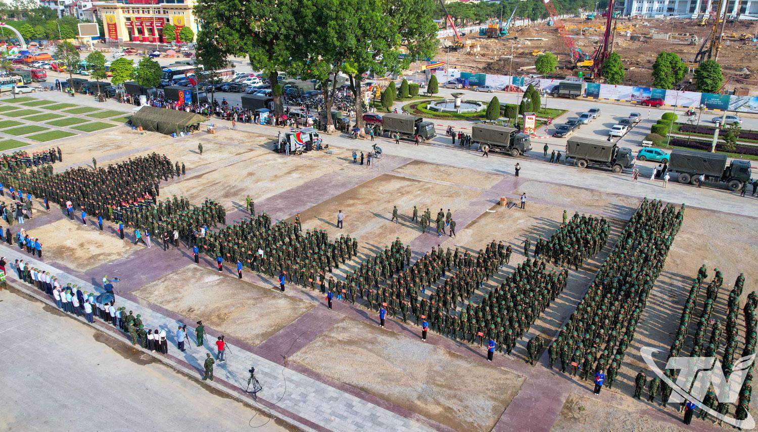 Buổi gặp mặt, chia tay lực lượng vũ trang hoàn thành nhiệm vụ hỗ trợ tỉnh Thái Nguyên khắc phục hậu quả bão số 11 tại Quảng trường Võ Nguyên Giáp.