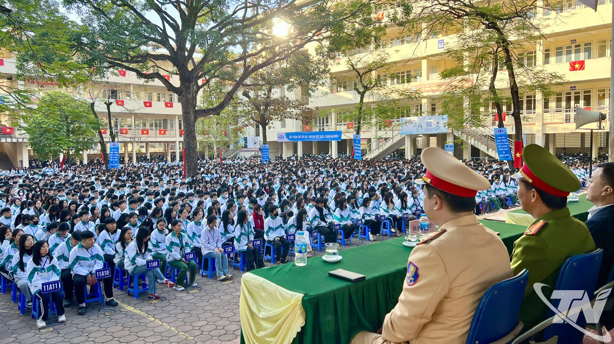 Buổi lễ có sự tham dự của hơn 2.000 học sinh và giáo viên của trường THPT Lương Ngọc Quyến.