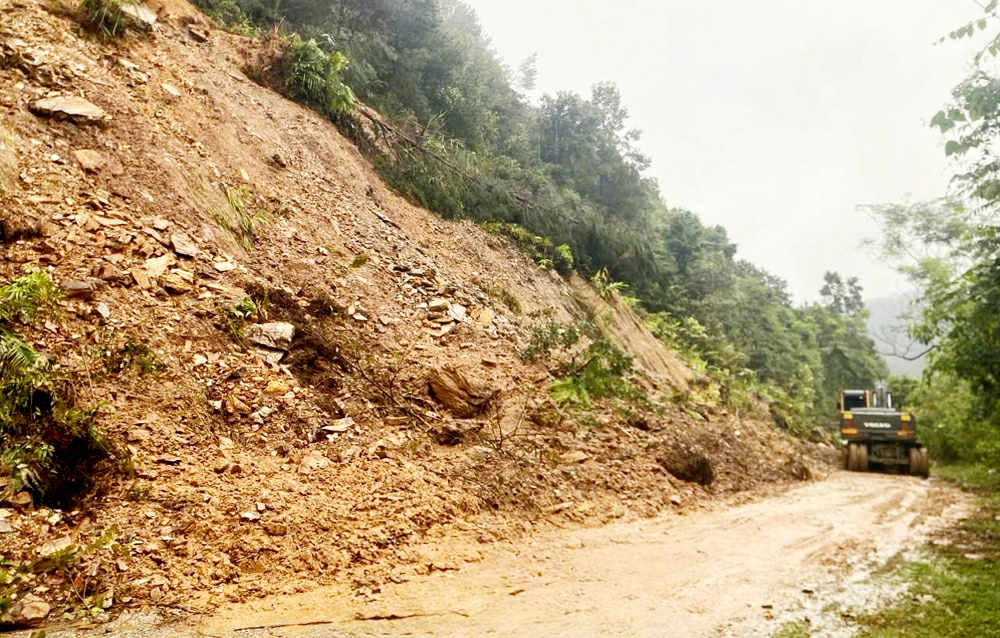 Điểm sạt lở tại Km7+300 trên tuyến ĐT 252B đã được đơn vị quản lý đường bộ thông tạm để lưu thông.