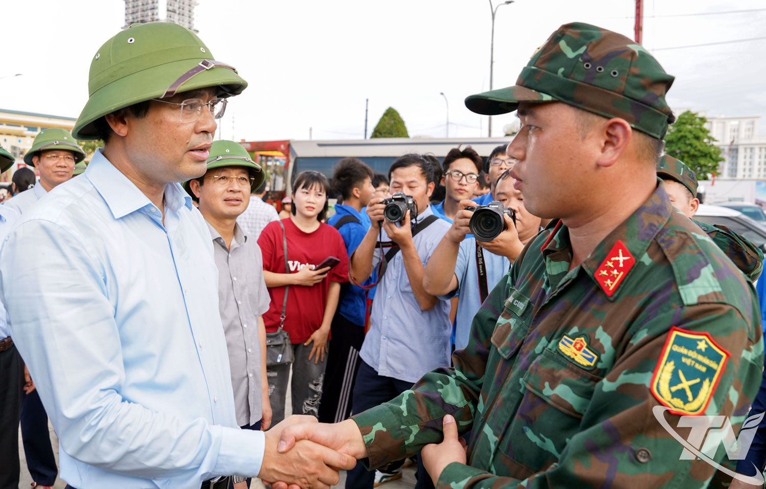 Đồng chí Bí thư Tỉnh ủy Trịnh Xuân Trường thăm hỏi, động viên lực lượng vũ trang.