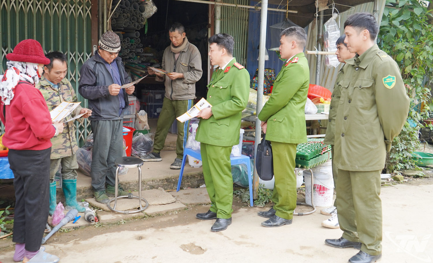 C&ocirc;ng an x&atilde; tr&ecirc;n địa b&agrave;n tỉnh Th&aacute;i Nguy&ecirc;n đẩy mạnh b&aacute;m nắm địa b&agrave;n, tuy&ecirc;n truyền, vận động Nh&acirc;n d&acirc;n chấp h&agrave;nh ph&aacute;p luật, chủ động ph&ograve;ng ngừa tội phạm ngay từ cơ sở.