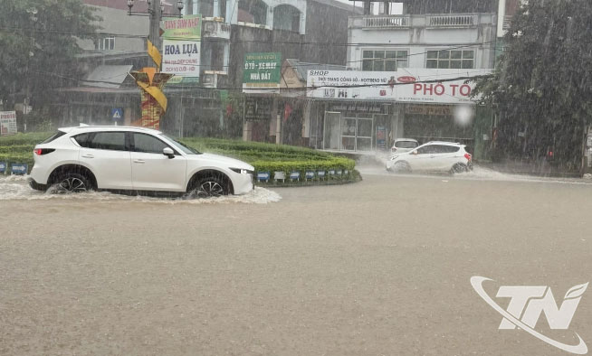 Khu vực vòng xuyến giao giữa đường Trường Chinh và đường Võ Nguyên Giáp (phường Đức Xuân) ngập sâu trong sáng 21-8.