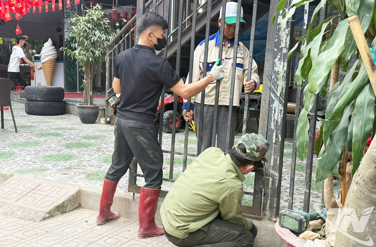 Người dân dỡ bỏ công trình phụ lấn chiếm mặt cống trên phố Đầm Xanh (phường Phan Đình Phùng).