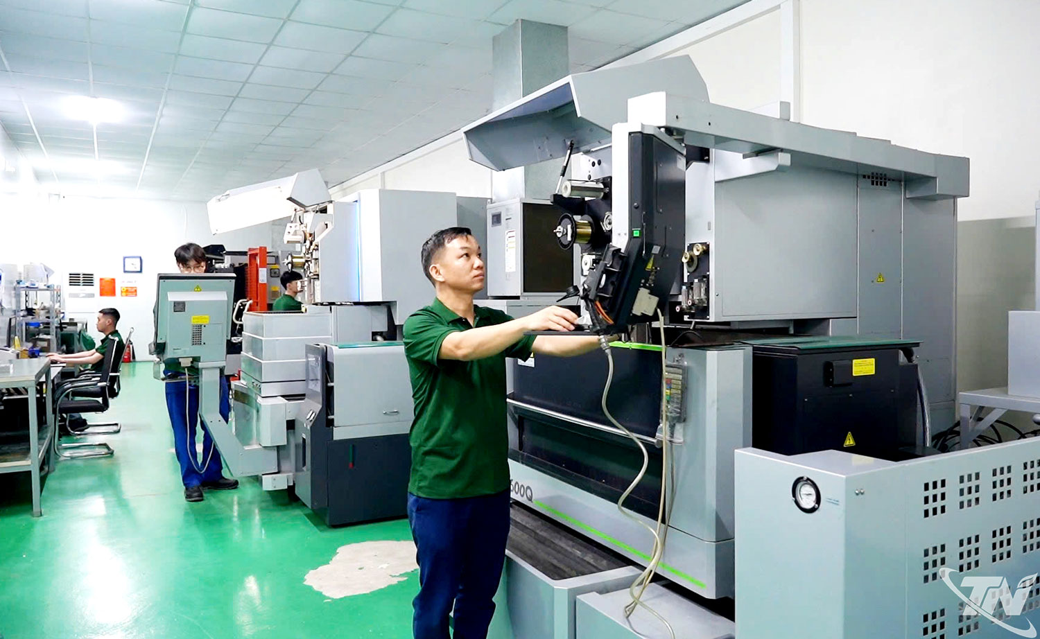 Từ một địa phương vùng trung du miền núi gắn với nông nghiệp và cây chè, Thái Nguyên đang chuyển dịch mạnh sang vai trò trung tâm sản xuất điện tử quy mô lớn của cả nước. Trong ảnh: Công nhân làm việc tại Công ty CP Sản xuất và Thương mại WEDM VINA.  