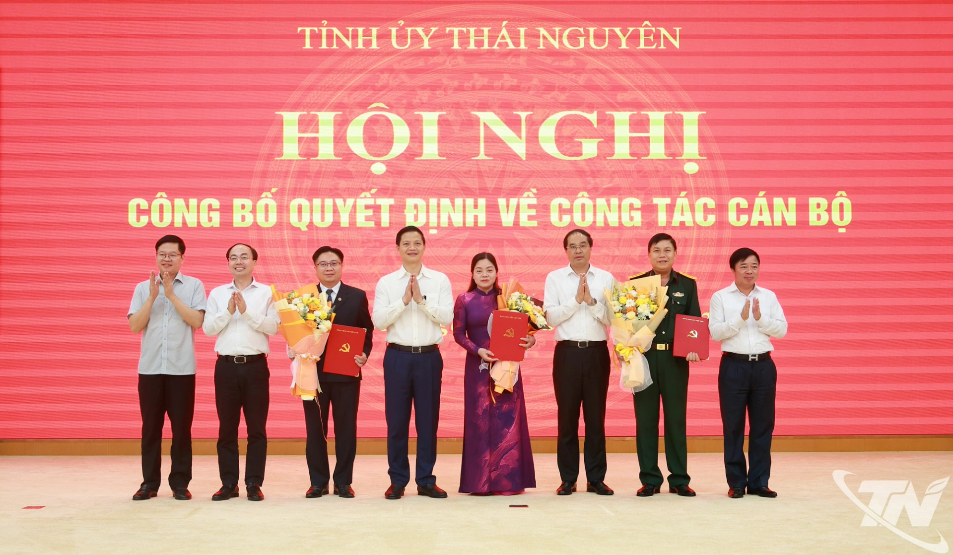 Các đồng chí lãnh đạo tỉnh chúc mừng các đồng chí được Ban Bí thư Trung ương Đảng chuẩn y, chỉ định.