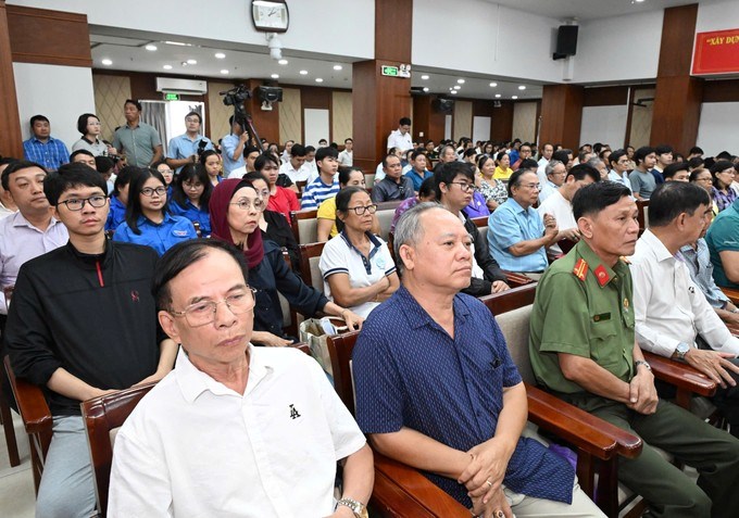 Cử tri tham dự buổi tiếp xúc cử tri chiều 24/9. Ảnh: VIỆT DŨNG