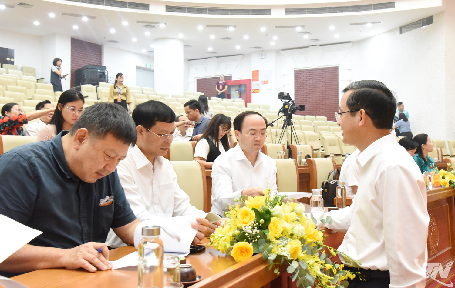 Các đồng chí Nguyễn Đăng Bình, Phó Bí thư Thường trực Tỉnh ủy; Phạm Hoàng Sơn, Chủ tịch UBND tỉnh trao đổi, thống nhất một số nội dung tại buổi tổng duyệt.