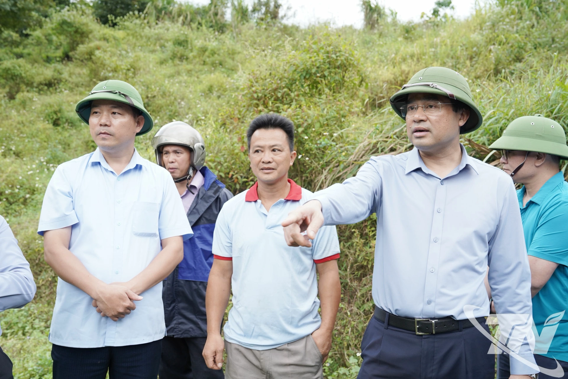 Đồng chí Bí thư Tỉnh ủy Trịnh Xuân Trường khảo sát khu vực dự kiến xây dựng khu tái định cư cho người dân thôn Lủng Siên, xã Vĩnh Thông.