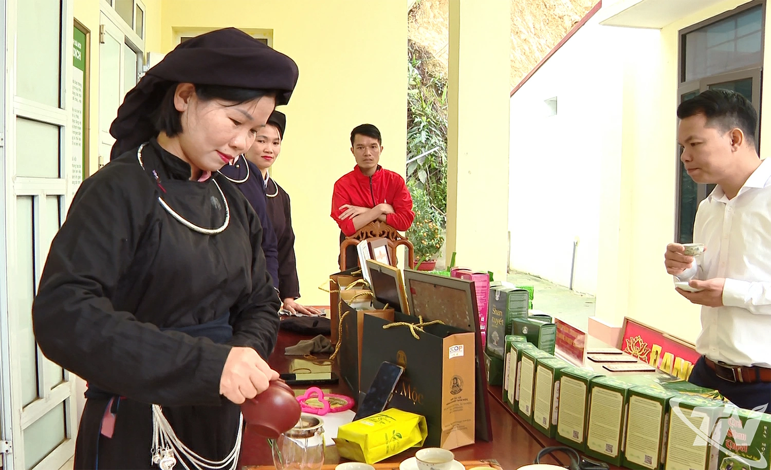 Trưng bày, giới thiệu sản phẩm chè Shan tuyết của HTX Nông nghiệp    Bản Mộc