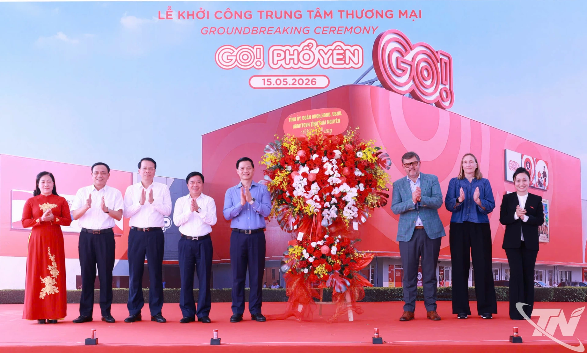 Các đồng chí lãnh đạo tỉnh Thái Nguyên chúc mừng Central Retail Việt Nam - chủ đầu tư Dự án.