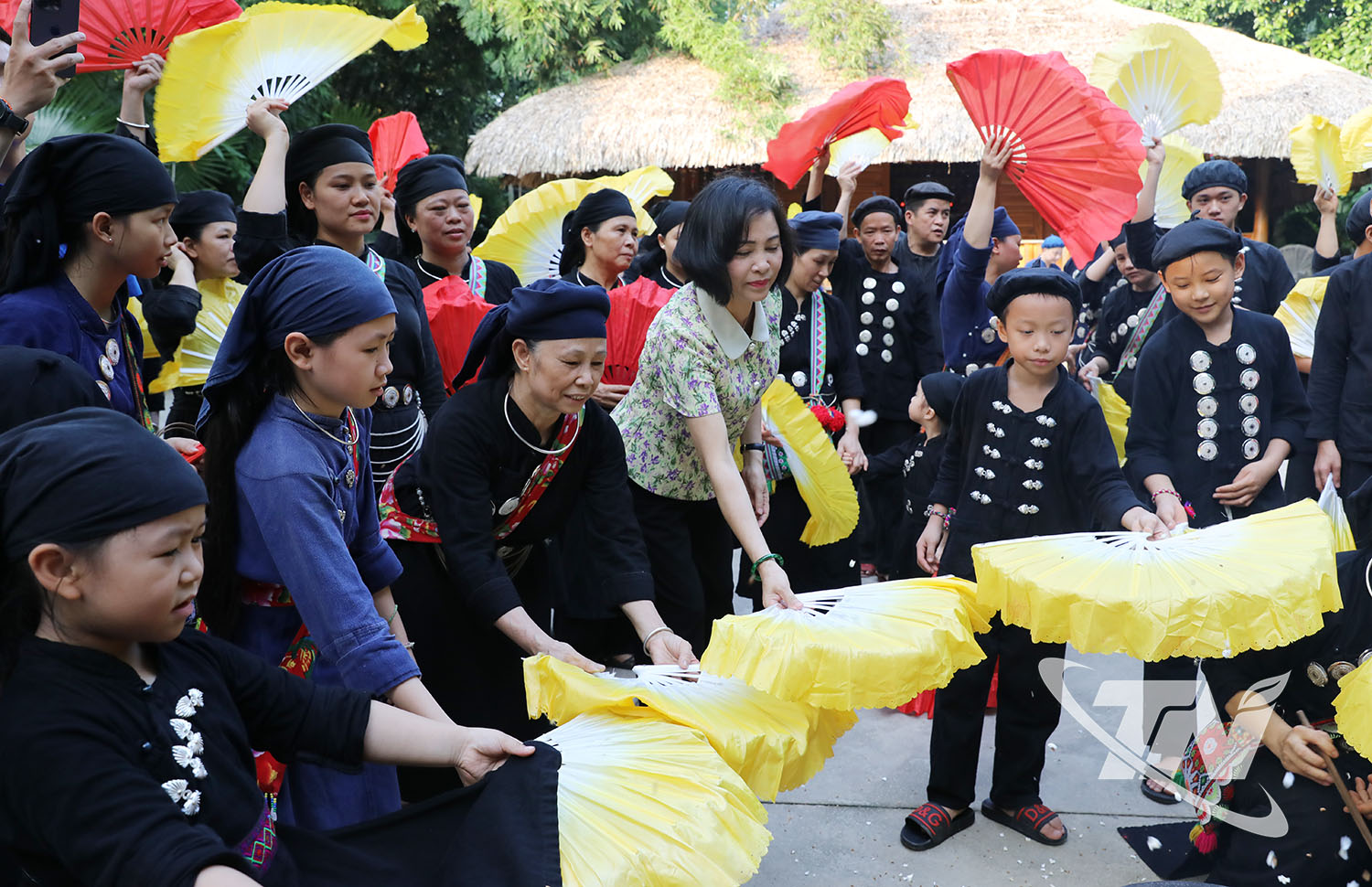 Phó Chủ tịch Quốc hội Nguyễn Thị Thanh trải nghiệm những nét văn hóa mang đậm bản sắc người Tày.