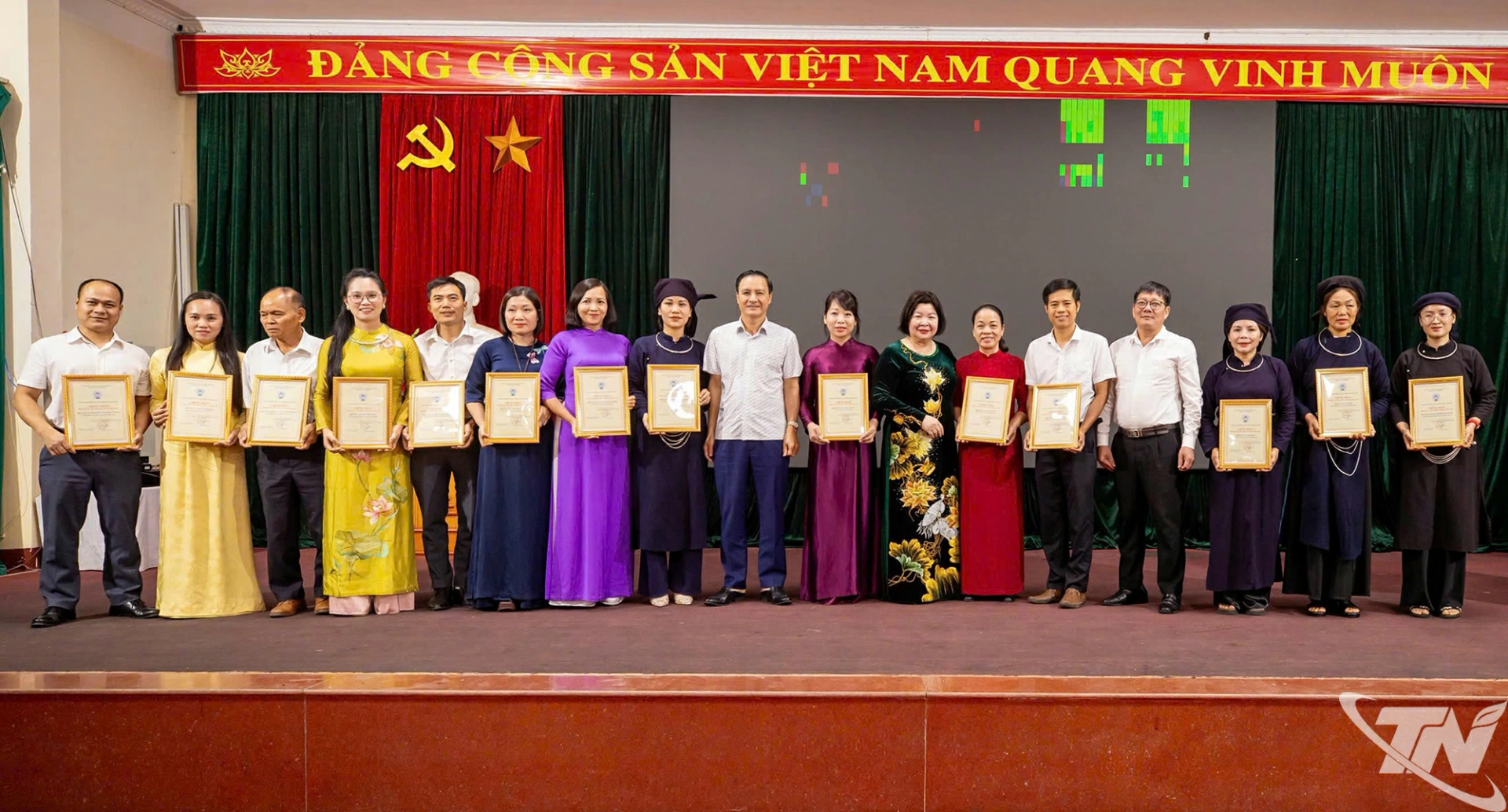 Liên minh HTX tỉnh Thái Nguyên trao Giấy chứng nhận cho các tập thể có sản phẩm tiêu biểu của tỉnh giai đoạn 2024-2026.