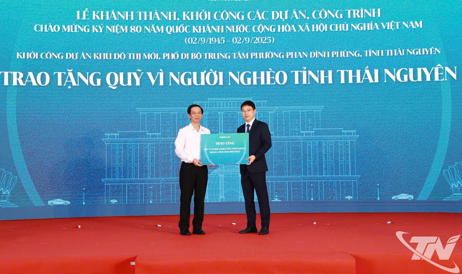 Đại diện Tập đoàn Taseco trao ủng hộ Quỹ Vì người nghèo tỉnh Thái Nguyên 1 tỷ đồng.