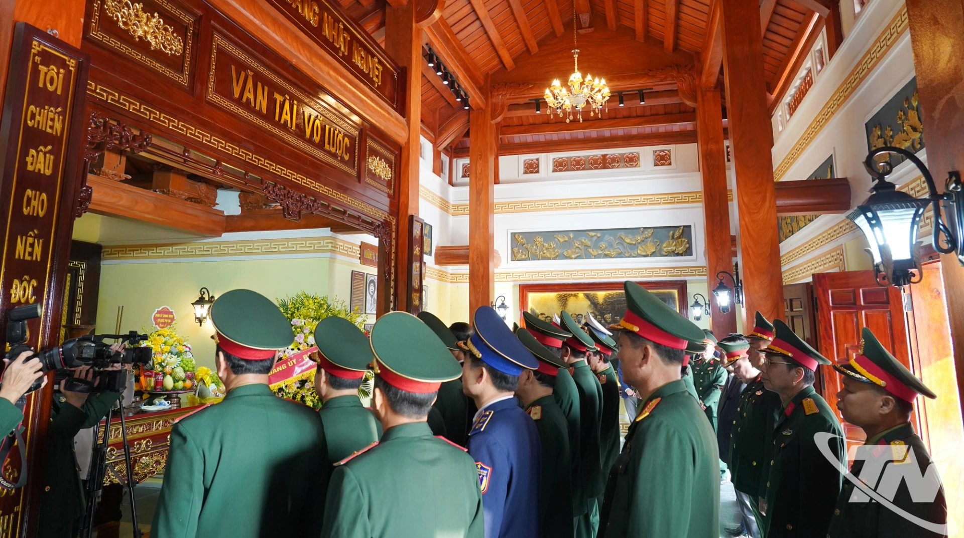 Đoàn đại biểu đến dâng hương tưởng niệm Đại tướng Võ Nguyên Giáp tại Di tích lịch sử đồi Pụ Đồn, xã Phú Đình.