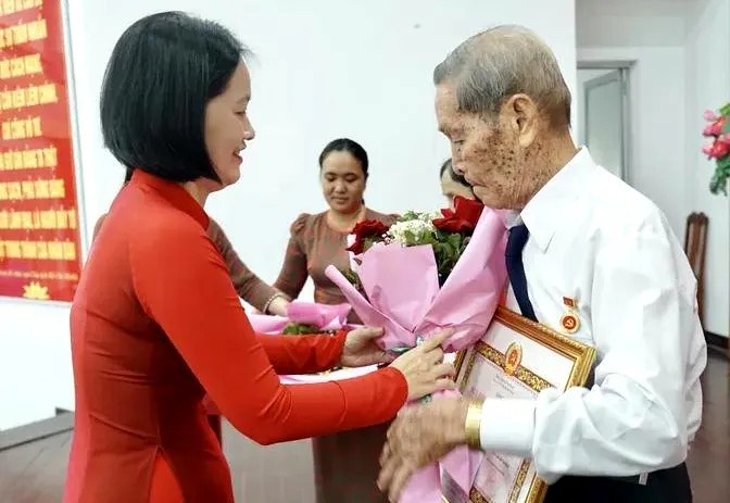 Lãnh đạo địa phương trao Huy hiệu Đảng và tặng hoa chúc mừng các đảng viên lão thành