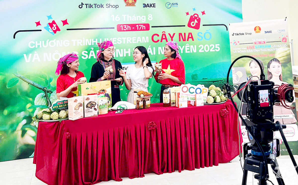 Đại diện các hộ nông dân trồng na ở xã Võ Nhai cùng các tiktoker có ảnh hưởng trên mạng xã hội tham gia livestream bán na và nông sản.