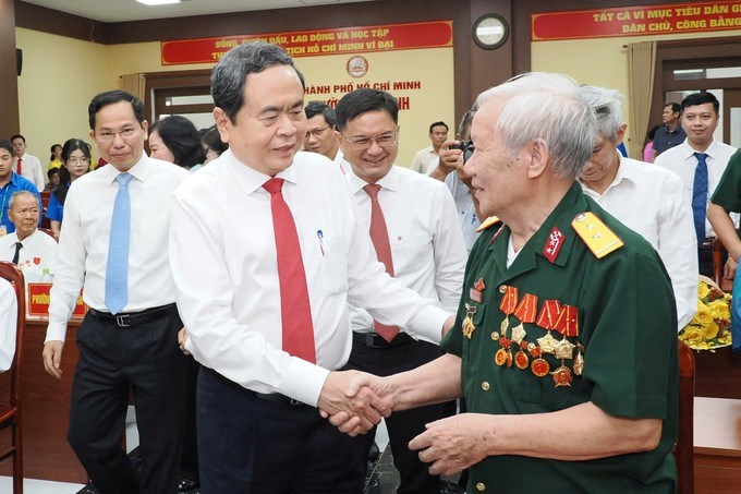 Chủ tịch Quốc hội Trần Thanh Mẫn thăm hỏi các đồng chí đảng viên cao niên. Ảnh: HOÀNG HÙNG
