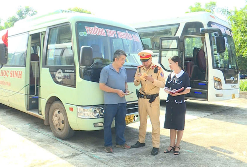 Kiểm soát an toàn đối với xe đưa đón học sinh.