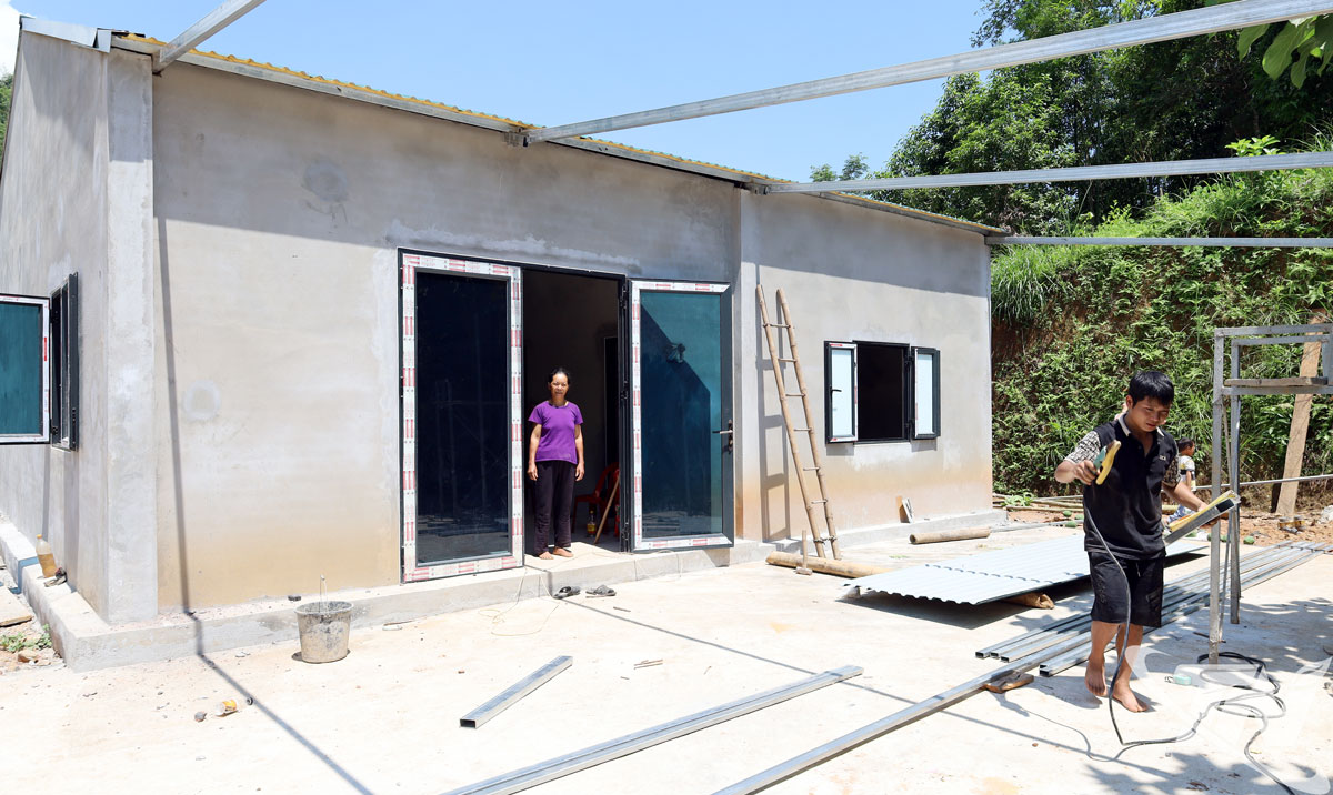 Ngôi nhà của gia đình bà Triệu Thị Nhị, thôn Phiêng Phàng, xã Thượng Minh đang được hoàn thiện những công đoạn cuối cùng