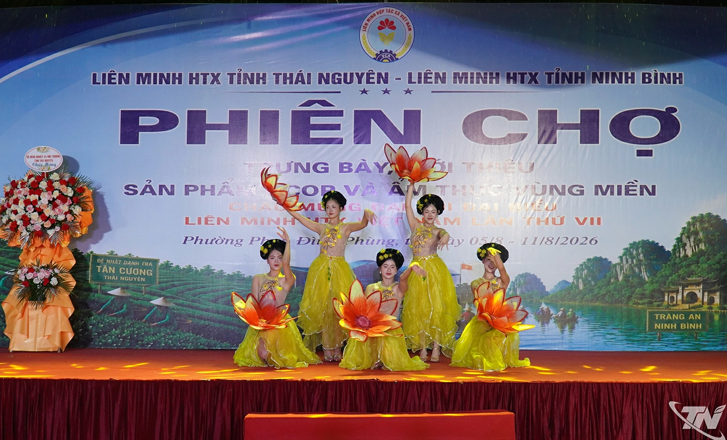 Tiết mục văn nghệ chào mừng tại lễ khai mạc phiên chợ.