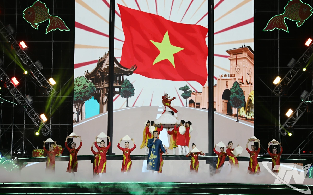 Văn nghệ chào mừng đêm hội.