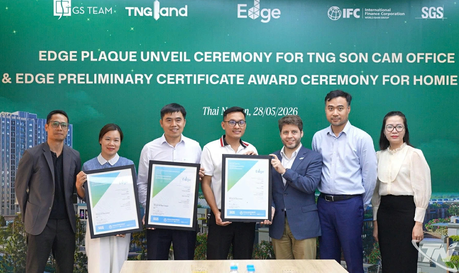 Ông Benjamin Van der Auwera trao chứng nhận EDGE giai đoạn thiết kế cho Dự án Homie City.