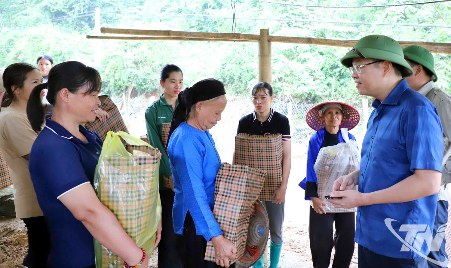 Đồng chí Đinh Quang Tuyên thăm hỏi, động viên các gia đình bị ngập ở Lủng Siên, xã Vĩnh Thông