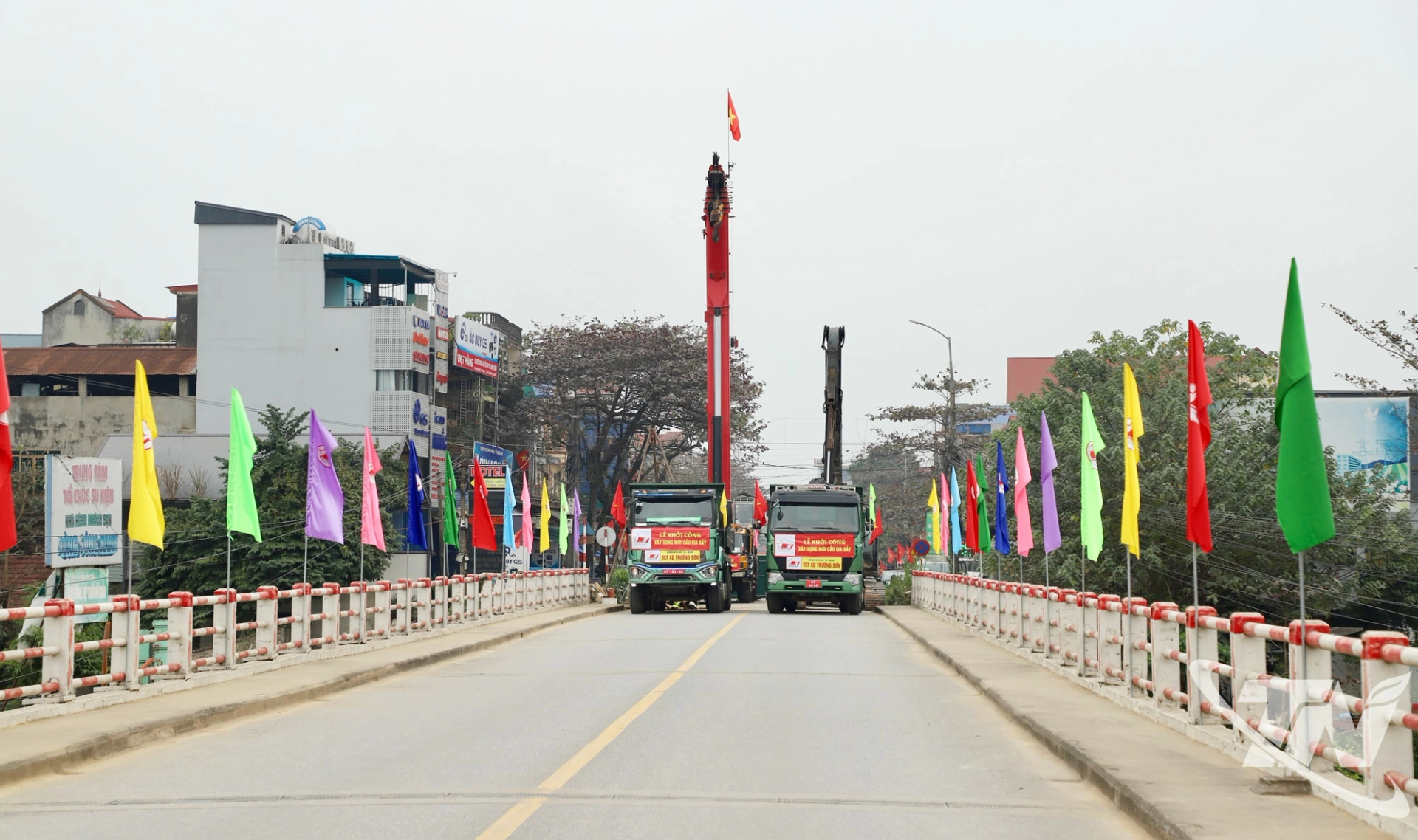 M&aacute;y m&oacute;c, phương tiện được tập kết để sẵn s&agrave;ng thi c&ocirc;ng Dự &aacute;n.