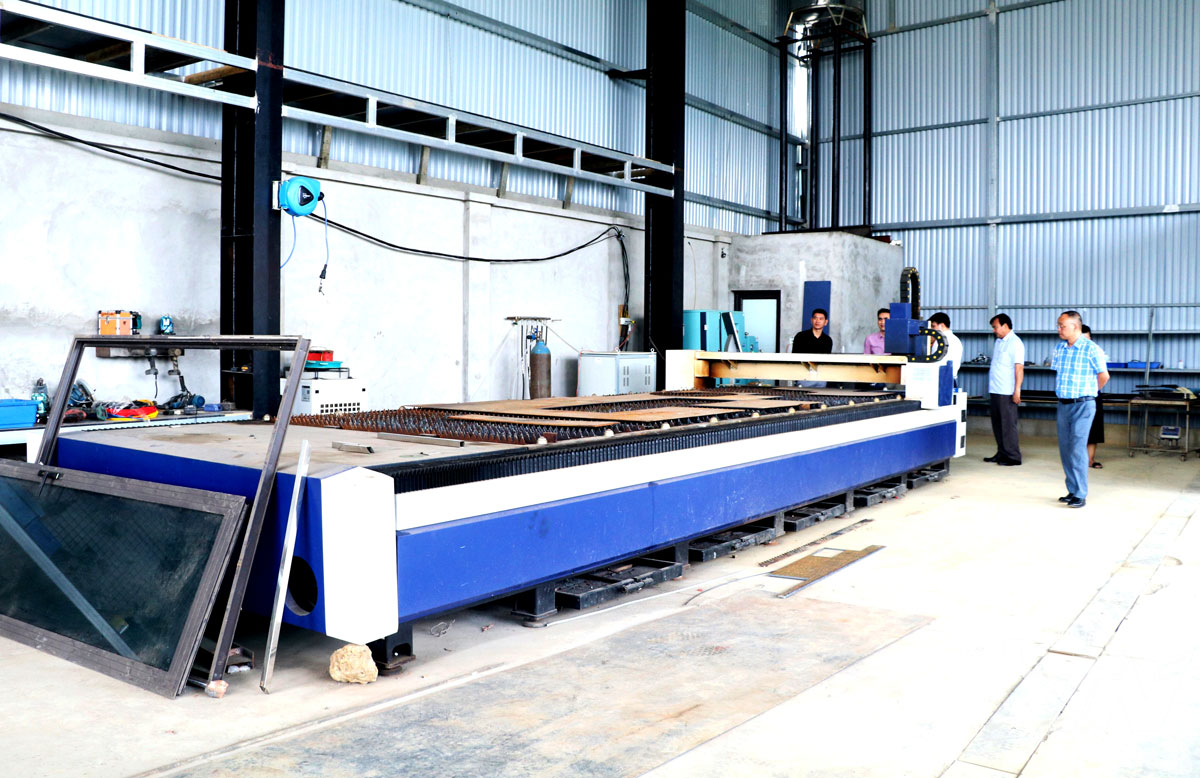 Đại diện Sở Công Thương kiểm tra, nghiệm thu mô hình hỗ trợ máy móc thiết bị từ nguồn khuyến công.