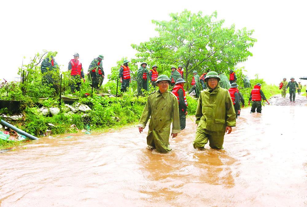 Từ thực tế, đồng chí Phạm Hoàng Sơn, Phó Bí thư Tỉnh ủy, Chủ tịch UBND tỉnh, Trưởng Ban Chỉ huy Phòng thủ dân sự tỉnh yêu cầu các lực lượng chức năng tiếp tục tích cực phối hợp với chính quyền địa phương tập trung huy động phương tiện, máy móc kỹ thuật bảo đảm an toàn đê điều, ứng phó với các tình huống có thể xảy ra.