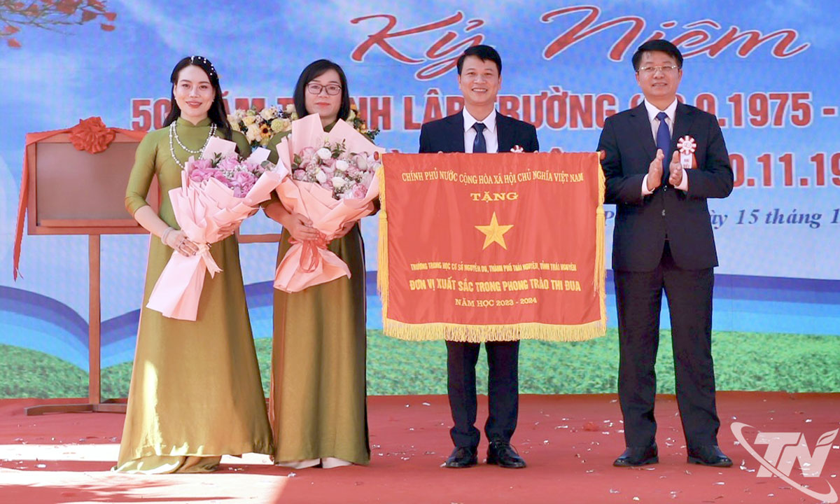 Đồng chí Nông Quang Nhất, Phó Chủ tịch UBND tỉnh trao Cờ thi đua của Chính phủ cho Nhà trường.