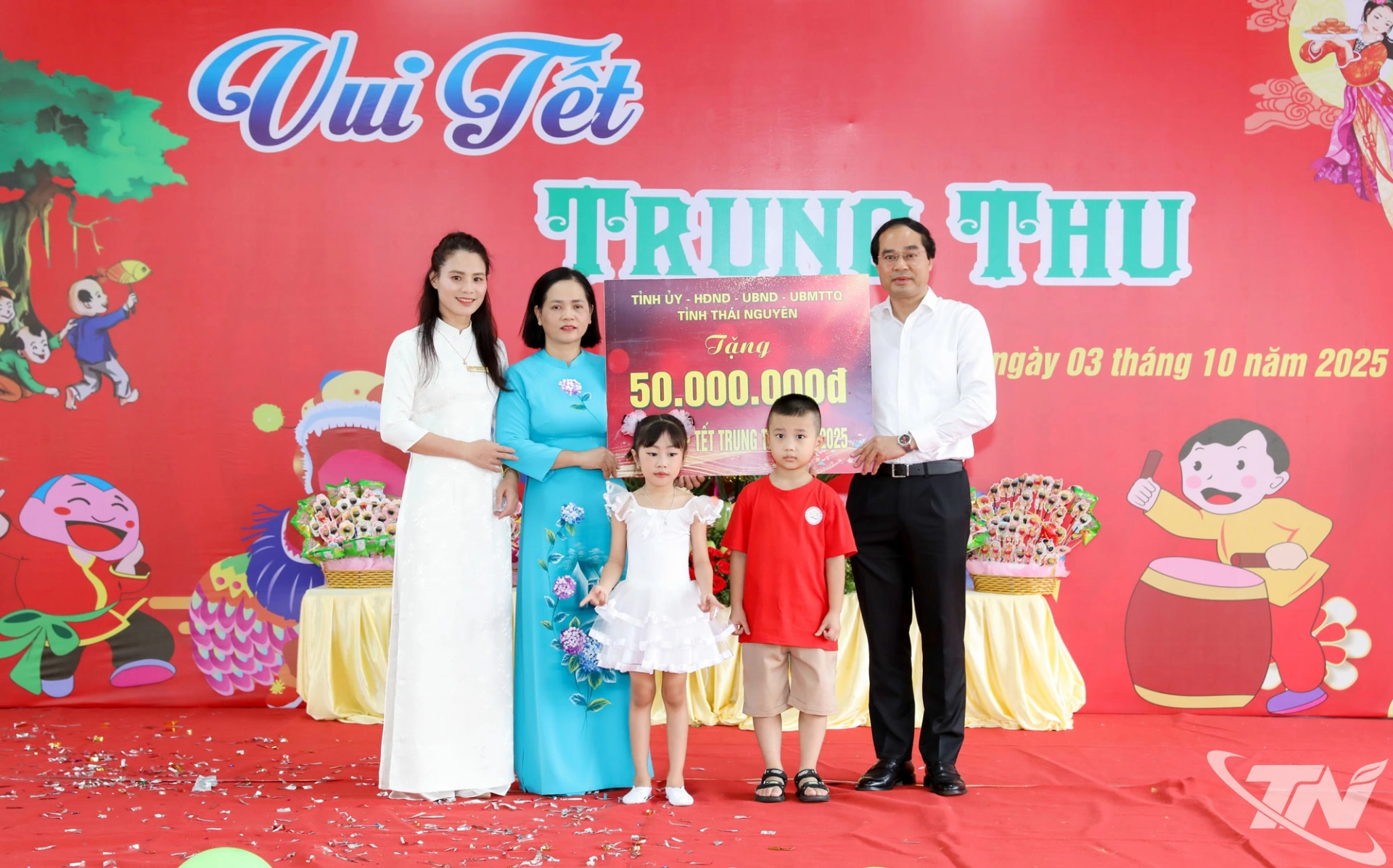 Đồng chí Bí thư Tỉnh ủy Trịnh Xuân Trường tặng quà Trường Mầm non Quyết Thắng.