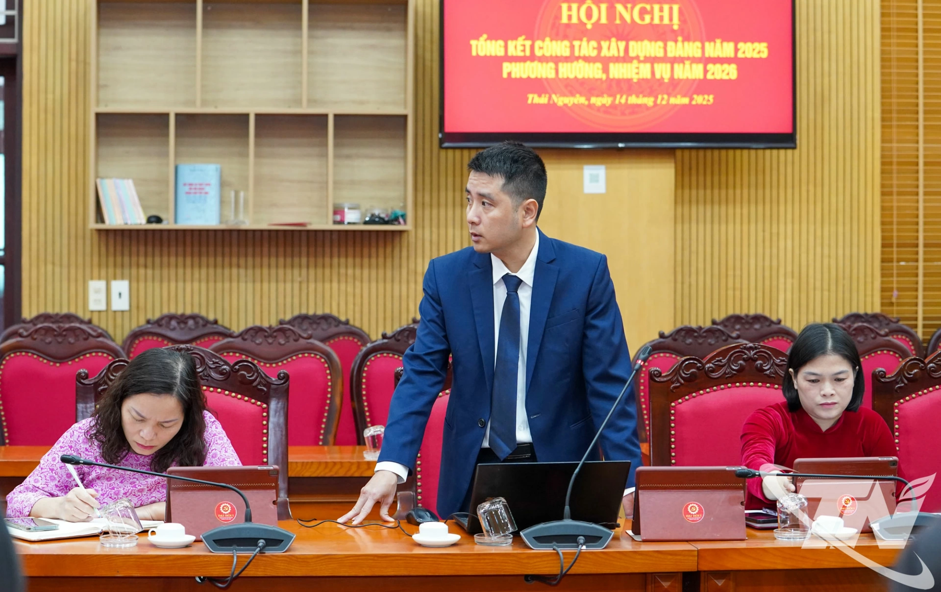 Các đảng viên Đảng bộ Văn phòng Tỉnh ủy phát biểu tham luận tại Hội nghị.