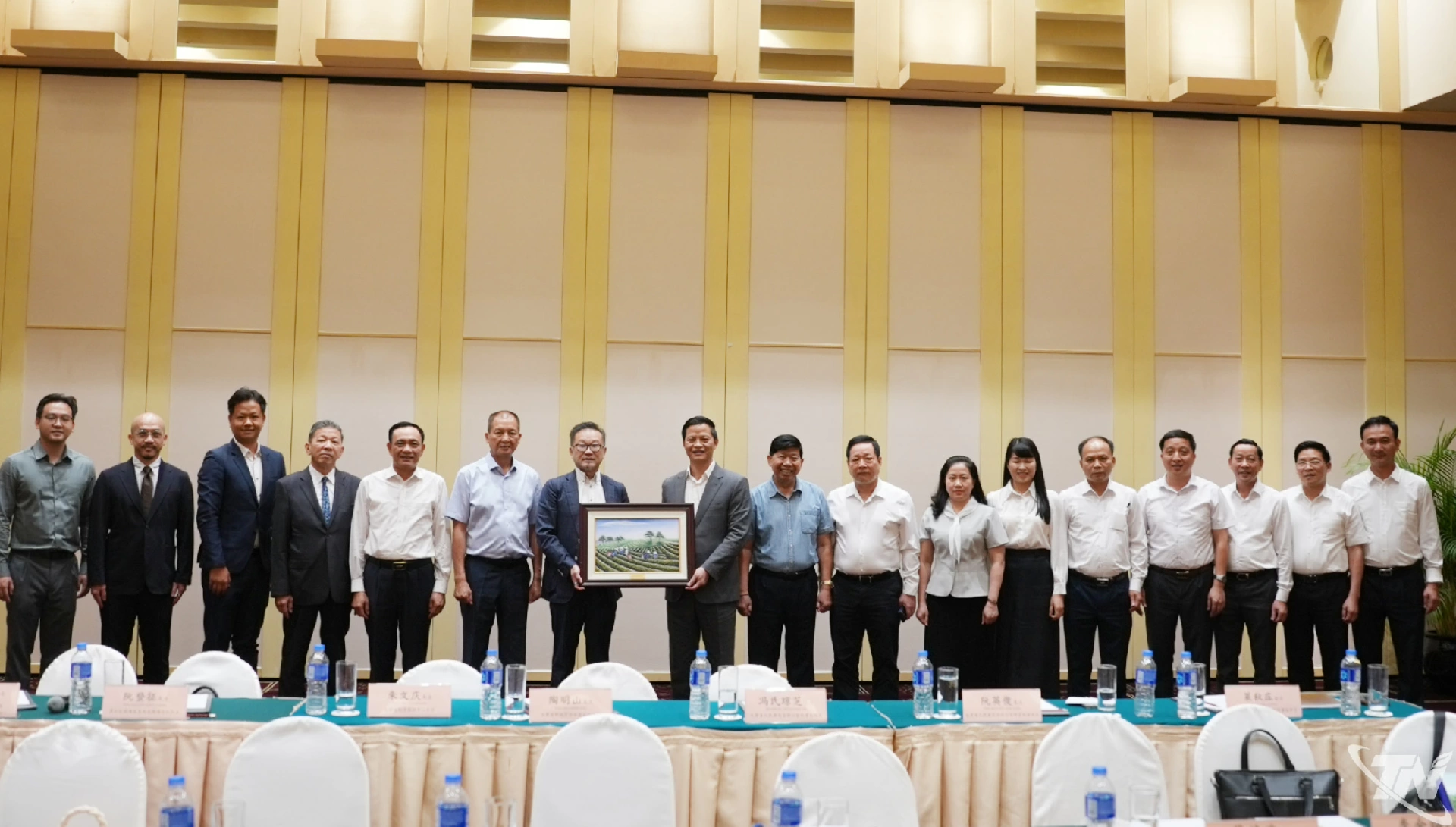 Đồng chí Chủ tịch UBND tỉnh Thái Nguyên Vương Quốc Tuấn tặng quà 