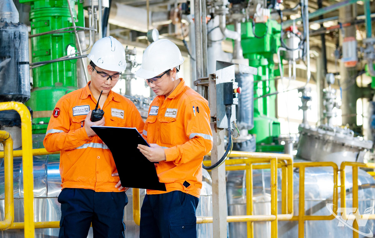 Nhân viên Công ty TNHH Khai thác Chế biến khoáng sản Núi Pháo trao đổi về giải pháp ứng dụng công nghệ số nhằm nâng cao hiệu quả hoạt động của dây chuyền chế biến sâu tinh quặng xuất khẩu.